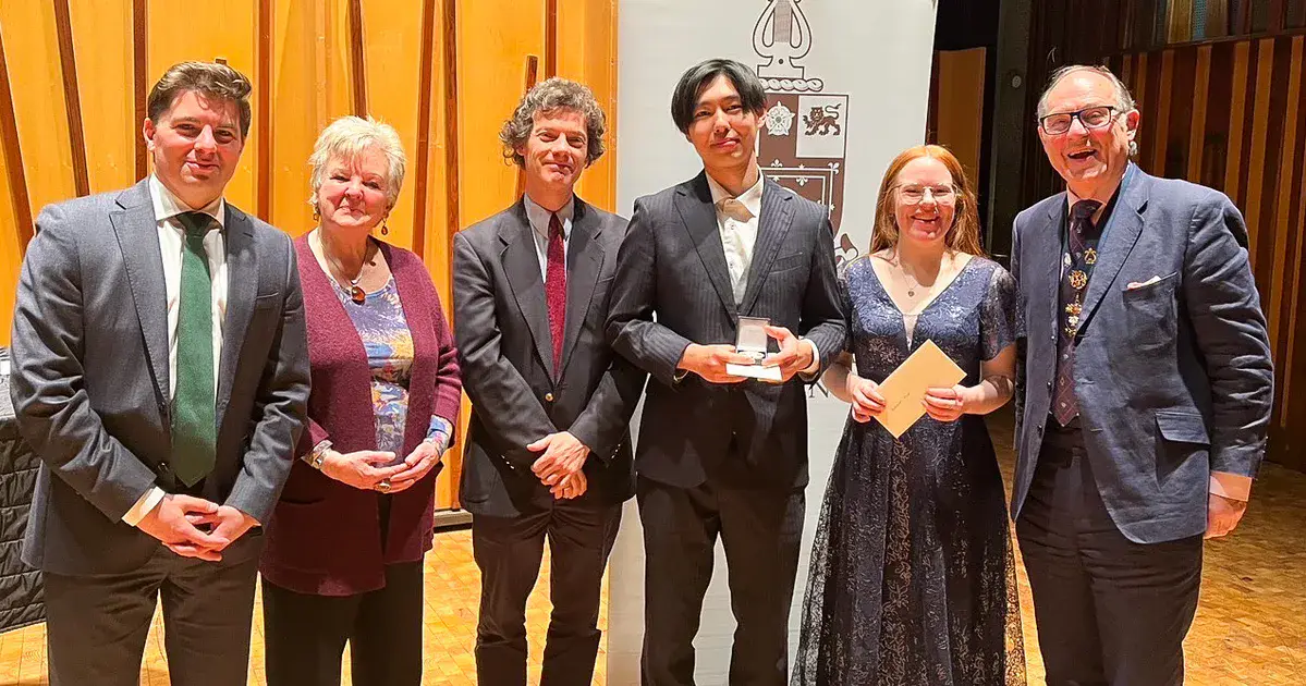 プリンス賞2026授賞式で総合優勝した原田斗生（中央）と関係者